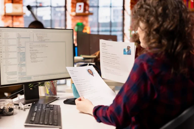 IA en el trabajo: Pedimos CV perfectos y nos dio mentiras que te despiden en la primera entrevista.