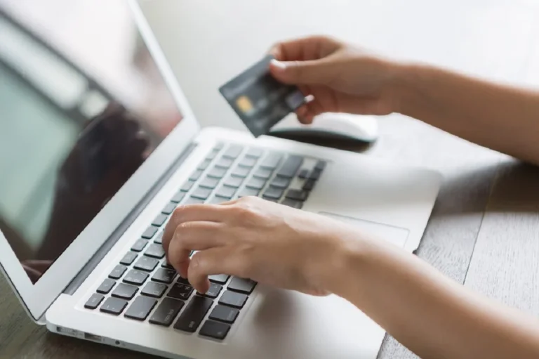 ¿Cómo interpretar las opiniones sobre Creditando en el entorno digital actual?