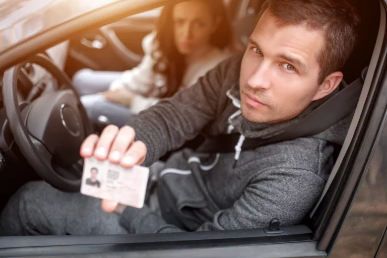 «Me multaron con 200€ por llevar el móvil en este soporte»: la DGT aclara la única posición legal para llevar el GPS en el coche y evitar sanciones