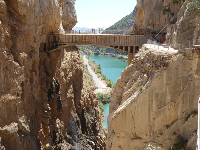 Javier Soto (52), guía del Caminito del Rey: «El error de todos es mirar al frente: el verdadero camino está bajo tus pies y es aterrador»