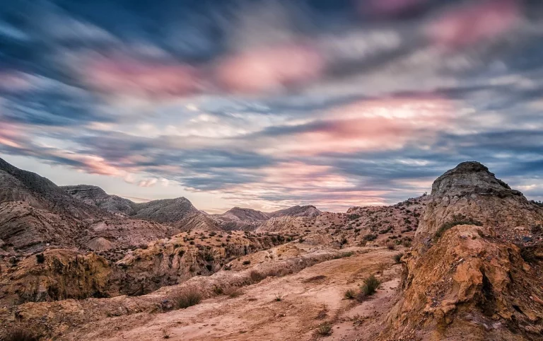 El ‘Far West’ no está en Arizona, sino en el desierto de Almería, y en octubre puedes recorrerlo a caballo sin asarte de calor como Clint Eastwood