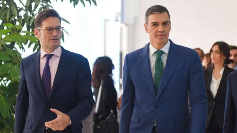 Moncloa planta a Prisa en su gran foro global pese a la tregua con Oughourlian