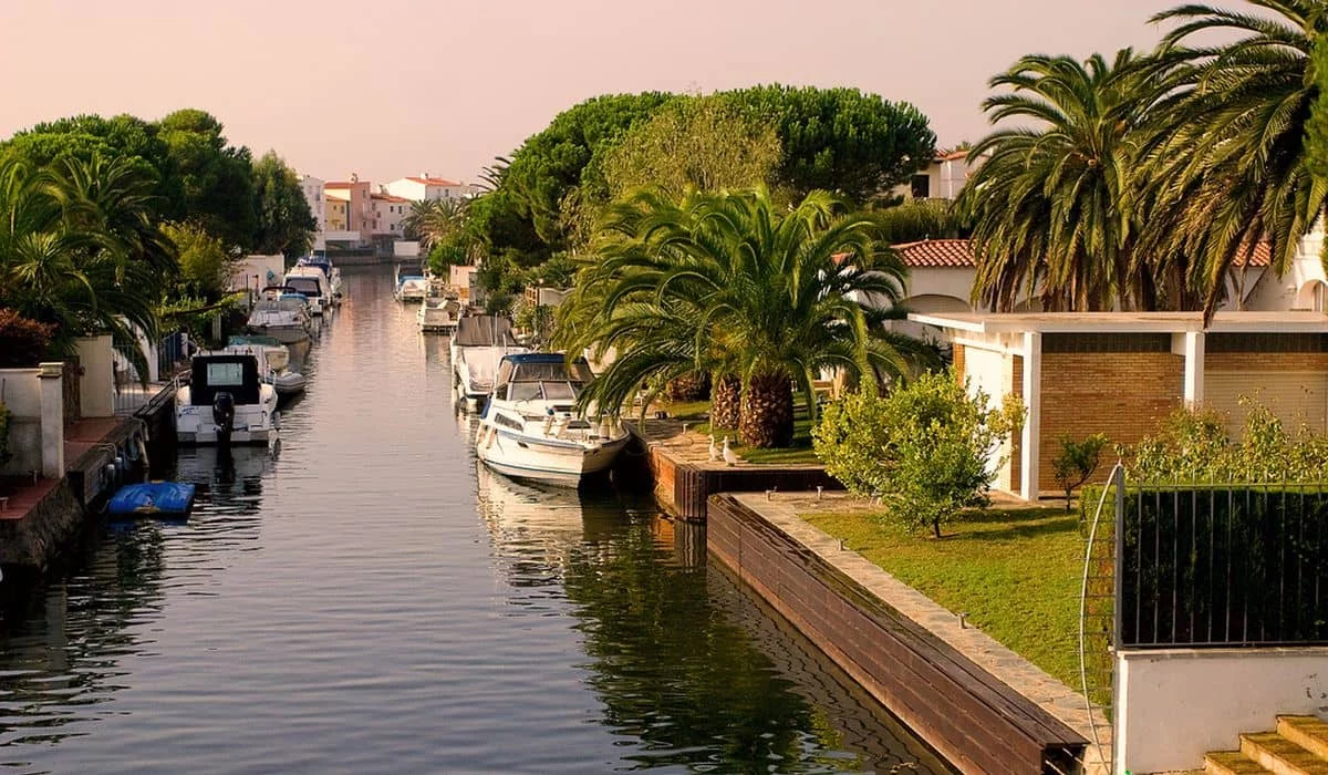 La ‘Venecia española’ sin turistas: así es Empuriabrava en septiembre, cuando sus canales vuelven a la calma