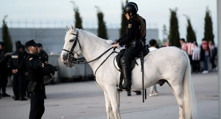 Un policía nacional logra cobrar 15.000€ en atrasos por «brecha de género»