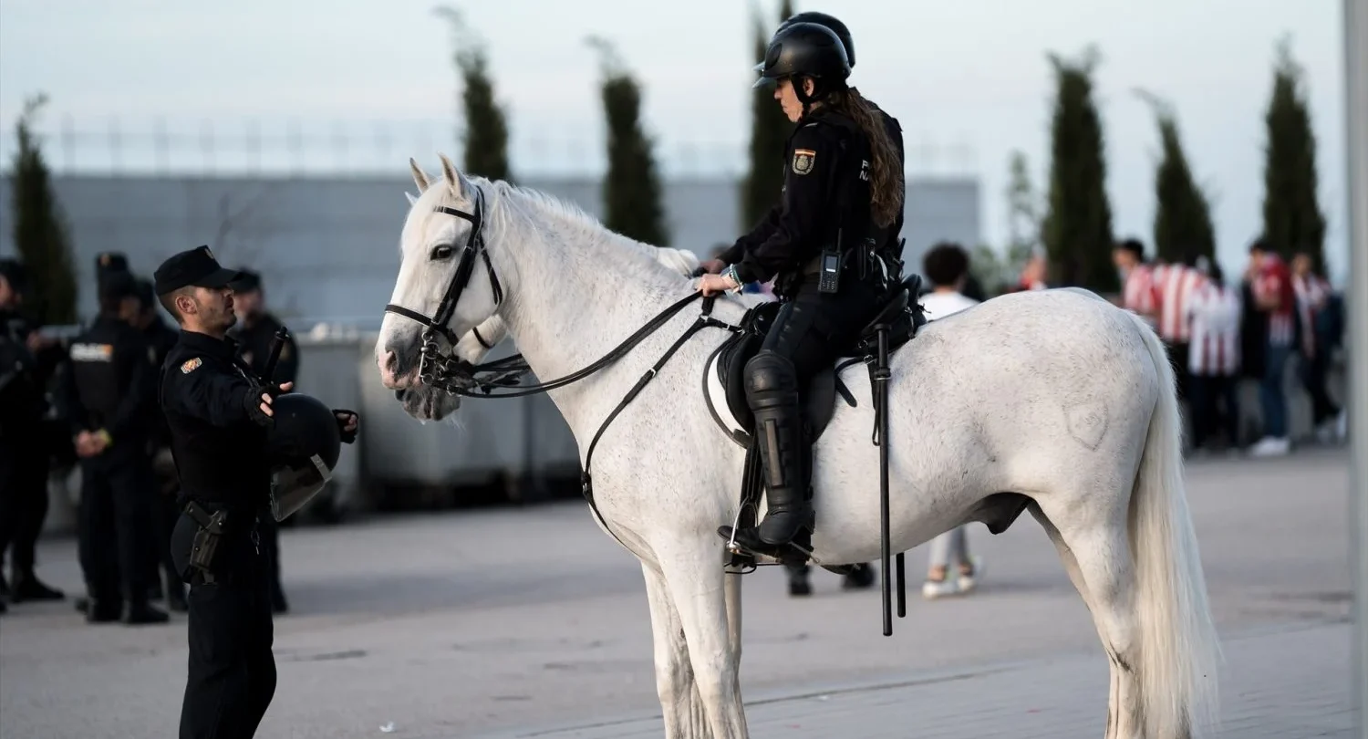 EuropaPress_5879762_varios_agentes_policia_caballo_controlan_exteriores_civitas_metropolitano Policías nacionales a caballo. EP