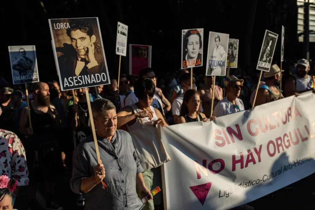 Infradenuncia, el enemigo de la comunidad LGTBI+, al descubierto tras las declaraciones de Javier Borrego 1 Moncloa EuropaPress 6075566 decenas personas manifestacion estatal orgullo lgtbi 2024 julio 2024 madrid Moncloa