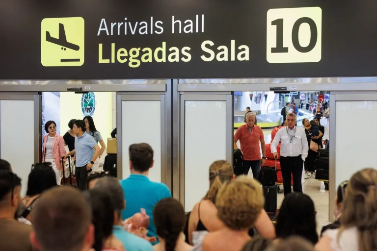 La subida de tasas de AENA, nueva ‘puñalada’ a la España vaciada del PSOE