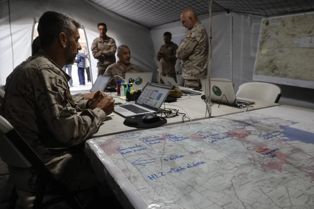 La juez de la DANA llama a declarar a dos cargos del Gobierno de Mazón 1 Moncloa Militares de la UME durante la DANA en Valencia. EP