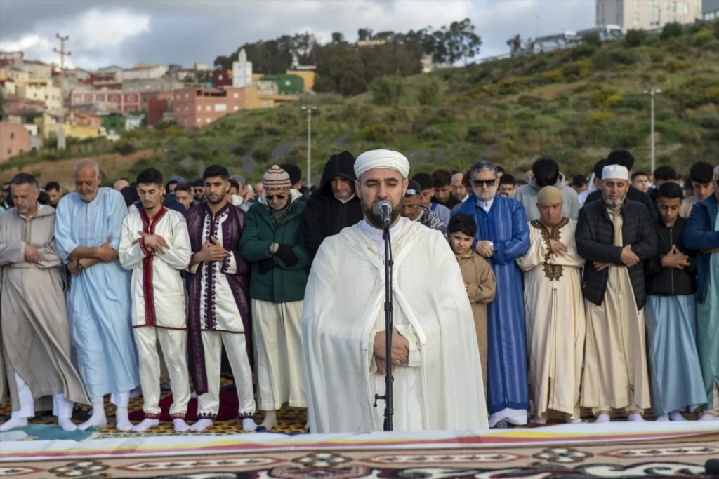 EuropaPress 6614231 iman dirige oracion colectiva motivo festividad aid al fitr explanada loma Moncloa