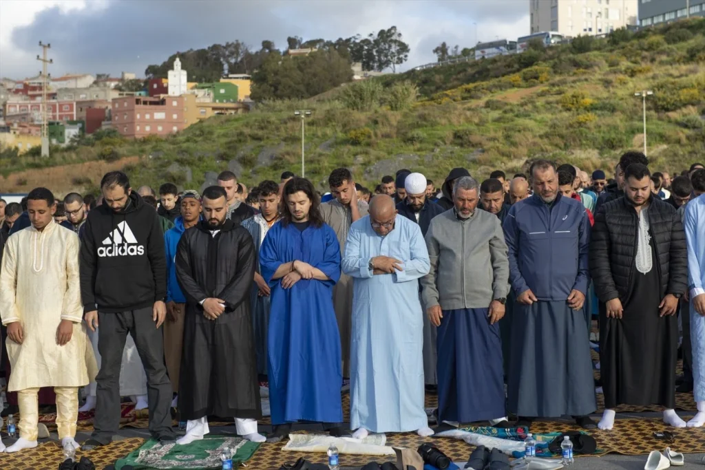 EuropaPress 6614306 varias personas oracion colectiva motivo festividad aid al fitr explanada Moncloa
