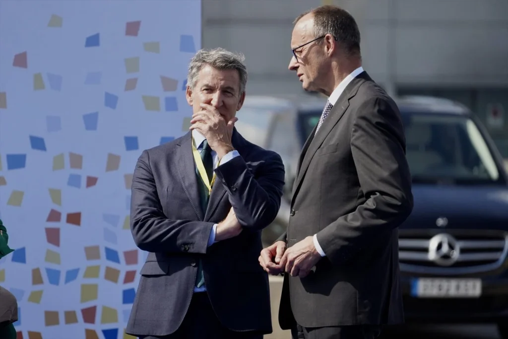 Un eje conservador para Europa: Merz y el PP sellan su sintonía en Madrid 1 Moncloa EuropaPress 6685632 lider pp alberto nunez feijoo presidente cdu aleman friedrich merz congreso Moncloa
