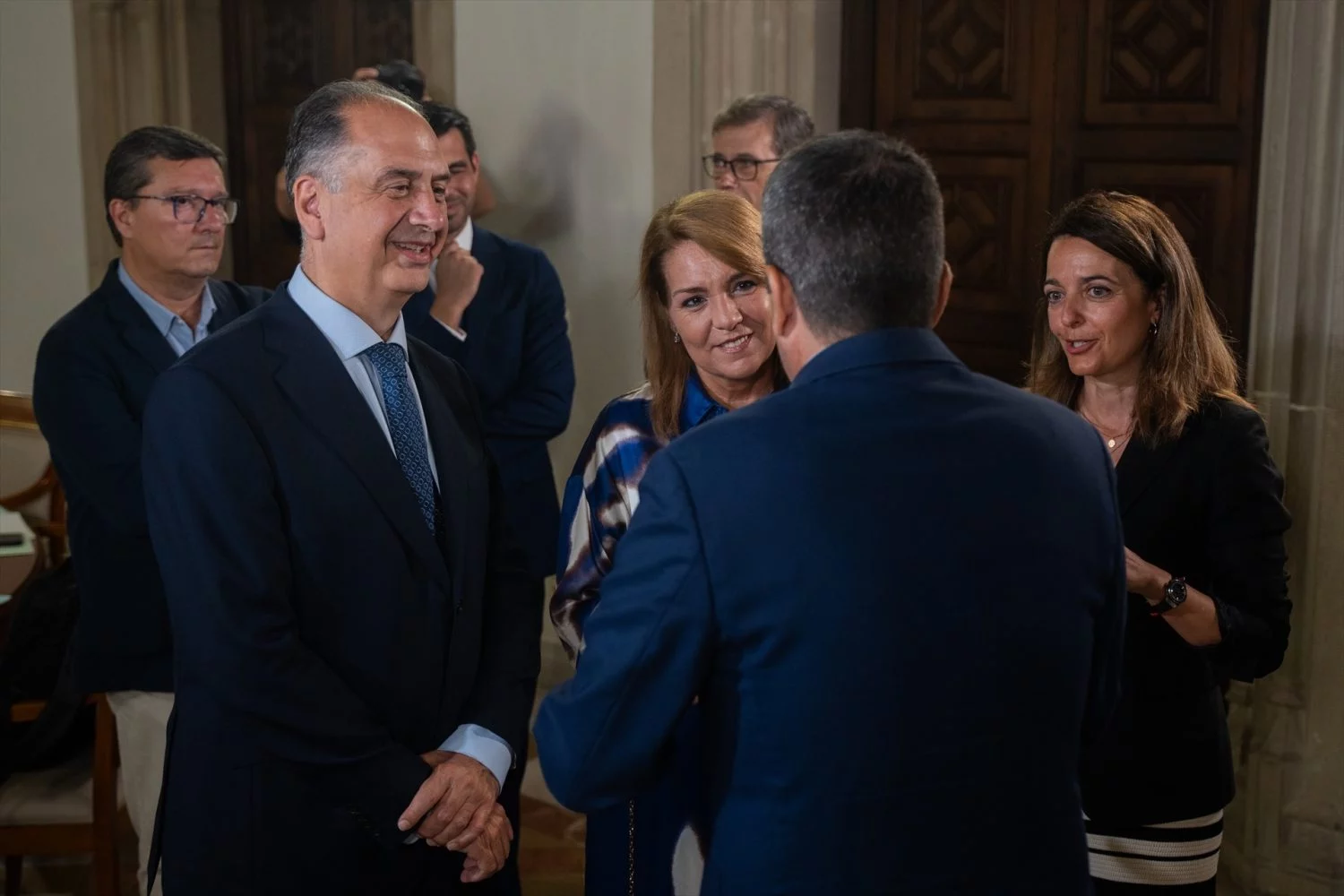 Susana Camarero en el centro con Mazón de espaldas. EP