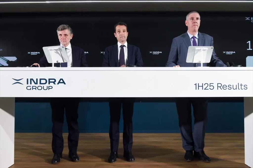 El director general financiero de Indra Group, Miguel Forteza; el presidente de Indra Group, Ángel Escribano y el consejero delegado de Indra Group, José Vicente de los Mozos, durante la rueda de prensa tras la presentación de resultados de accionistas de Indra, en la sede de la empresa, a 23 de julio de 2025, en Madrid (Fuente: Agencias)