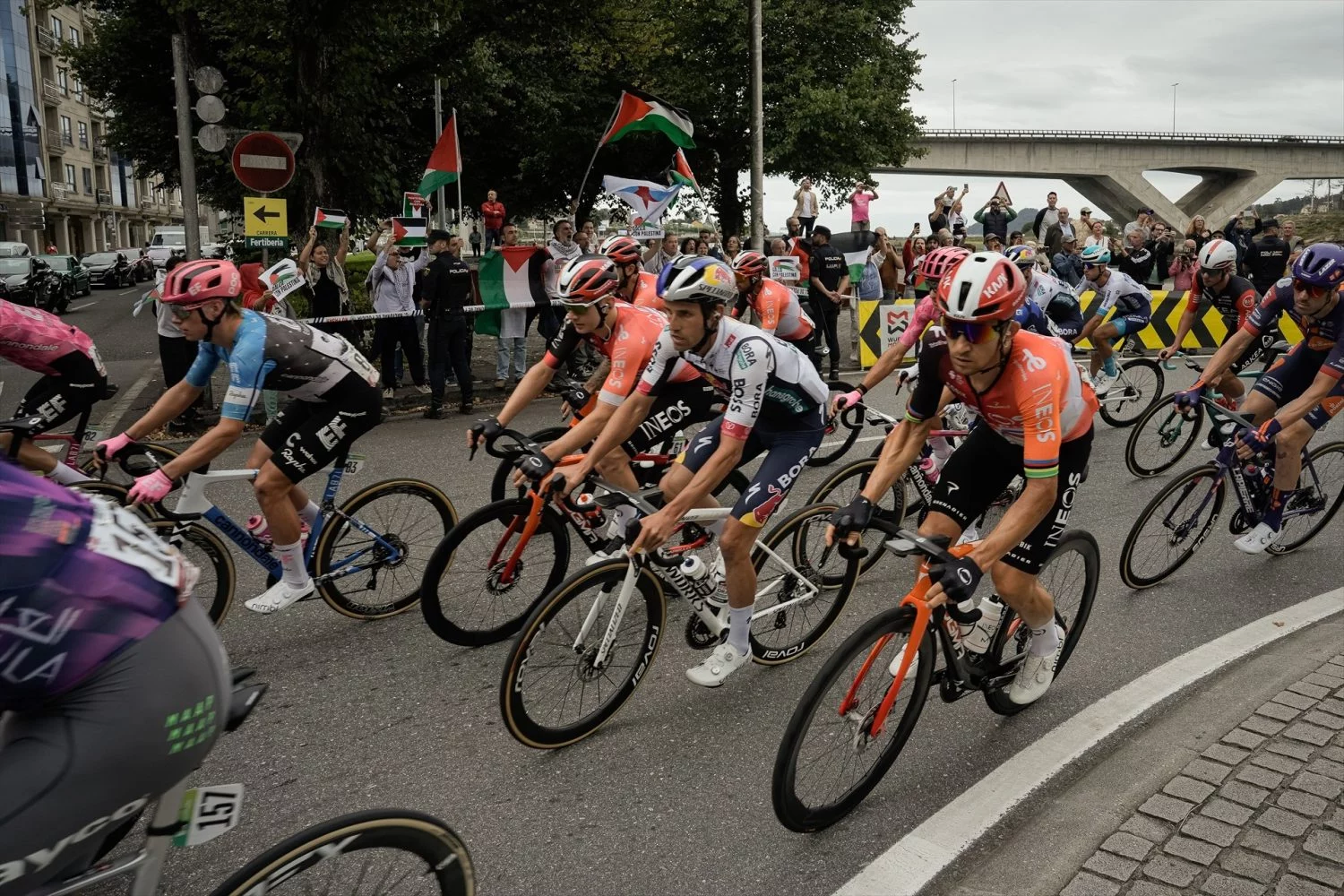 La Vuelta ciclista a España 2025 ha estado seguida de las protestas de radicales propalestinos. EP