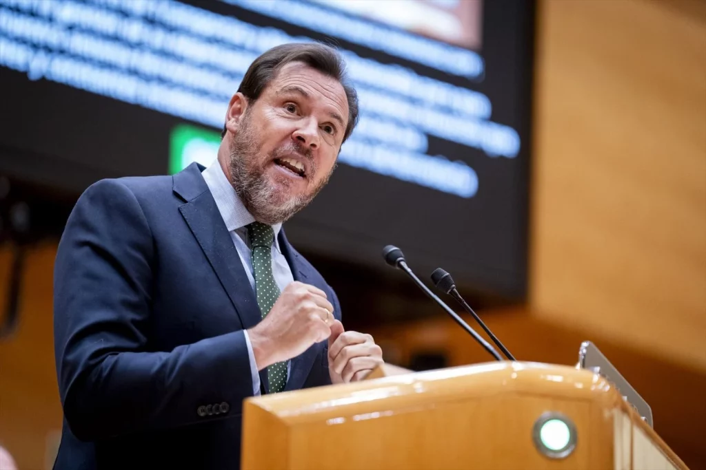 Choque de trenes entre PP y PSOE: Tellado contra Puente por Renfe 1 Moncloa El ministro de Transportes y Movilidad Sostenible, Óscar Puente, interviene durante una sesión de control al Gobierno, en el Senado, a 9 de septiembre de 2025, en Madrid (Fuente: Agencias).