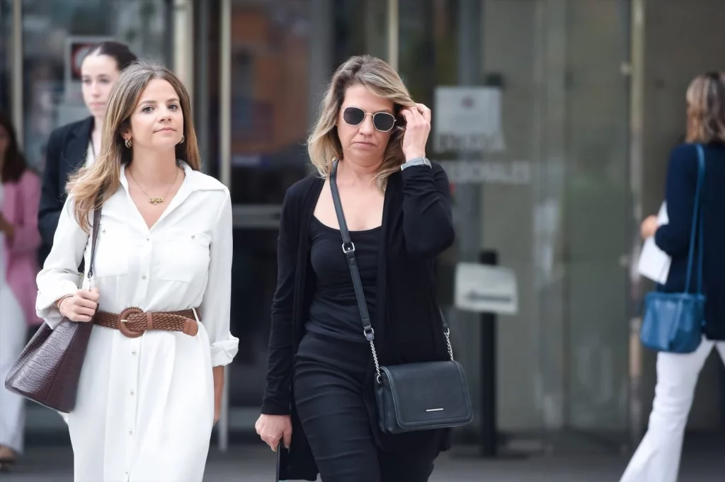 Cristina Álvarez, de negro, entrando en el juzgado. EP