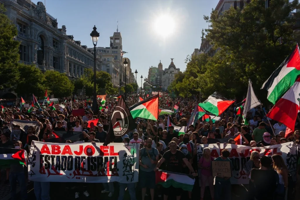 EuropaPress 6953403 decenas personas banderas palestina gran via antes pasar etapa 21 vuelta Moncloa