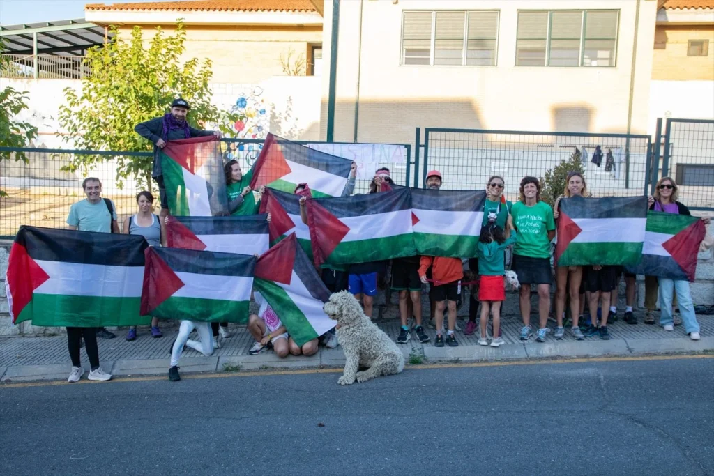 EuropaPress 6962746 profesores alumnos banderas palestina inmediaciones centro educativo 18 Moncloa