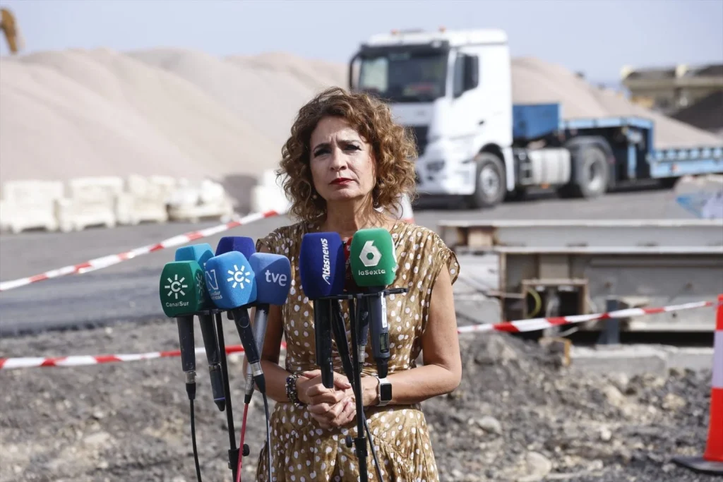 La vicepresidenta primera del Gobierno y ministra de Hacienda, María Jesús Montero, atiende a los medios antes de visitar la Planta Asfáltica puesta en marcha para el arreglo del firme de la A-4.A 19 de septiembre de 2025, en Córdoba (Fuente: Agencias)