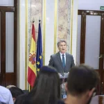 Feijóo utiliza la crisis de las pulseras para arremeter contra el «lodazal» del Gobierno