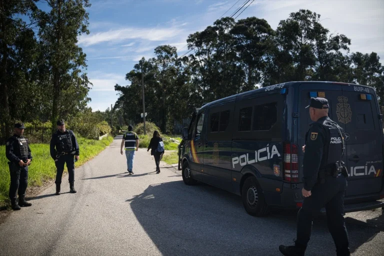 Marlaska abandona a «los 3 de Vallecas» pero da medallas pensionadas a comisarios jubilados