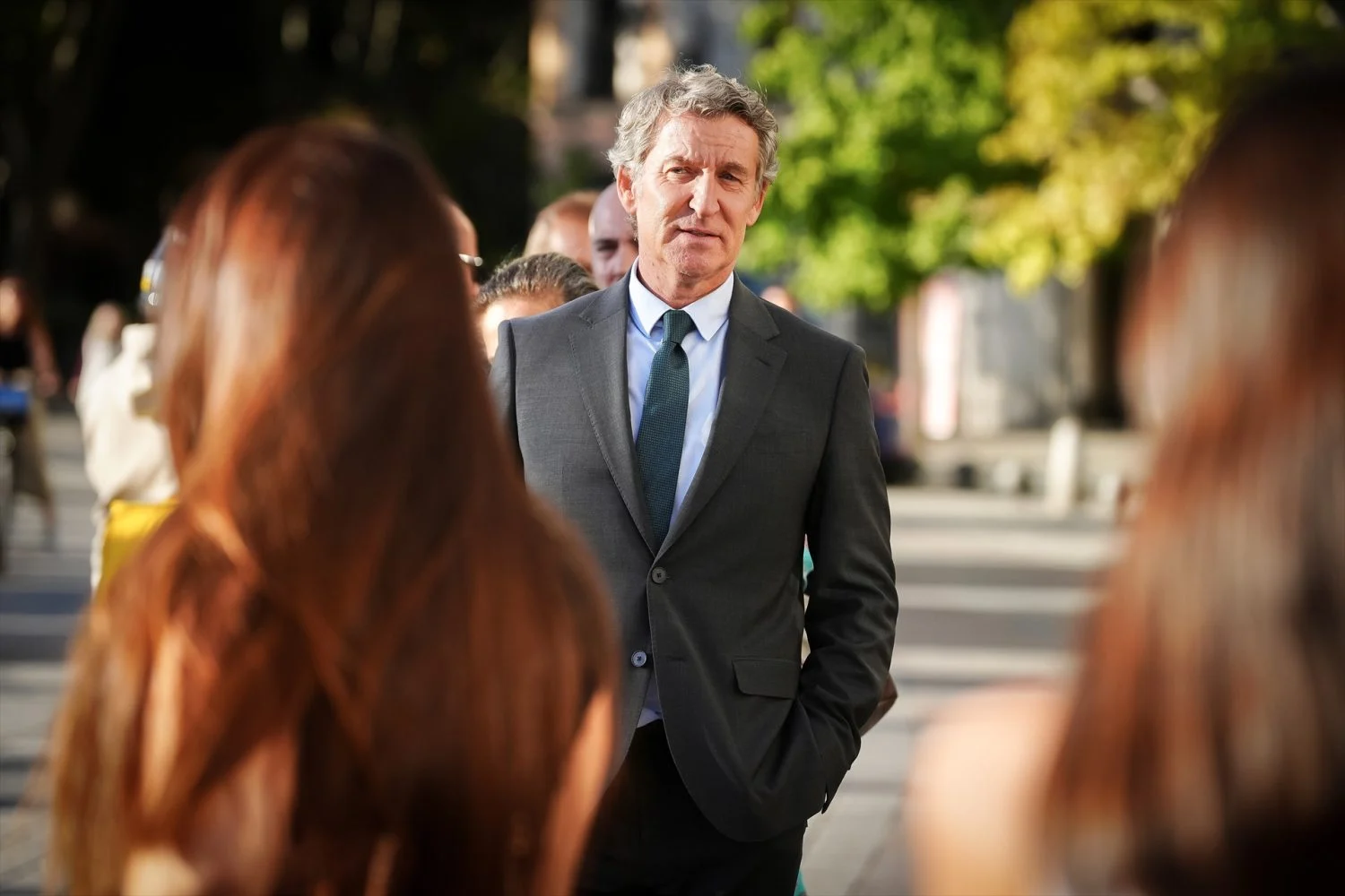 El presidente del Partido Popular, Alberto Nuñez Feijóo (c), a su llegada a la Gala SuperArte 20 Aniversario, en el Teatro Real, a 24 de septiembre de 2025, en Madrid (Fuente: Agencias)