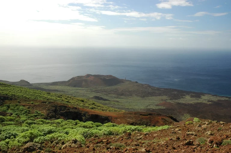 Ángel Padrón (59), el último farero de El Hierro, lo sabe: «Aquí se acabó el mundo durante 2.000 años, y en este punto exacto puedes sentir por qué»