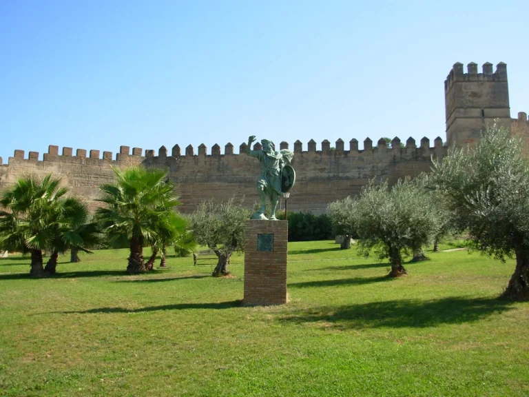 Más larga que las de Ávila y Lugo: la muralla de Badajoz se disfruta completa ahora en octubre, sin calor