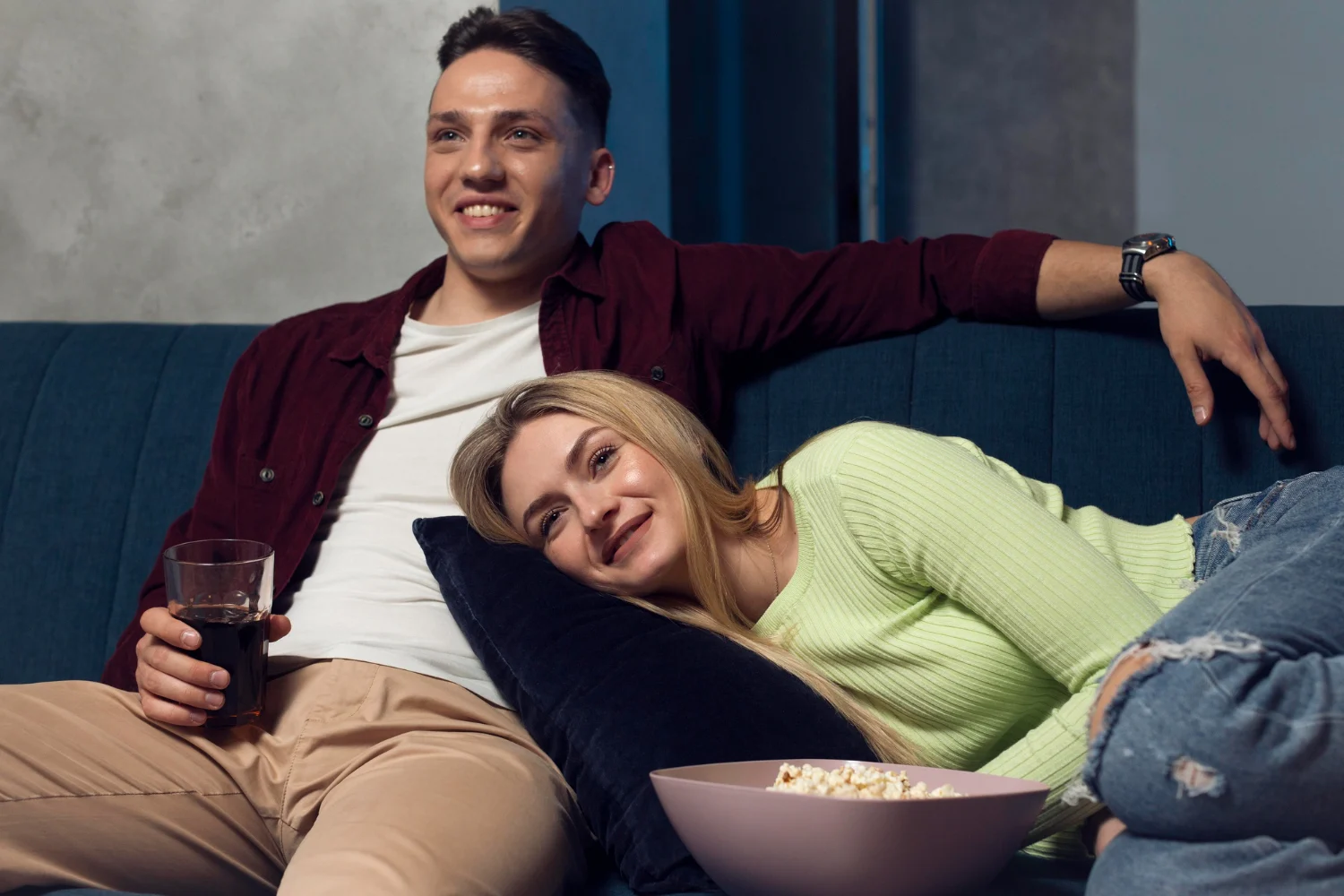 Todo empezó como un juego inocente para encontrar un buen thriller en Netflix, sin saber que la inteligencia artificial tenía otros planes para nuestra velada. Fuente: Freepik
