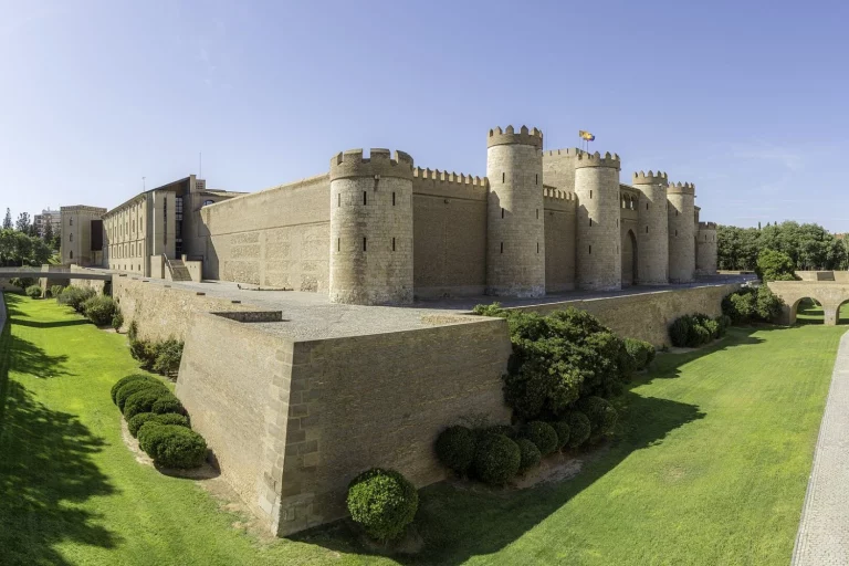 Olvídate de la Alhambra: el palacio árabe de Zaragoza que en septiembre, sin colas, te permite sentirte como un sultán en tu propia casa
