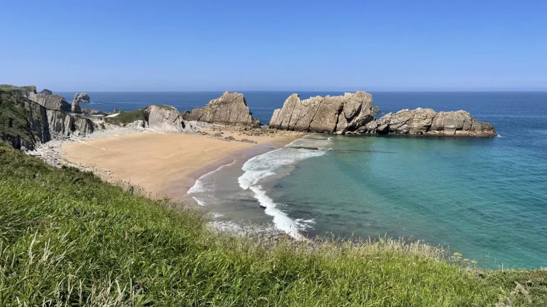 Ismael Herranz (49), buzo de rescate: «En esta playa de Cantabria que parece una piscina es donde más gente he visto morir. Es una trampa mortal y cuidado si la visitas en octubre»