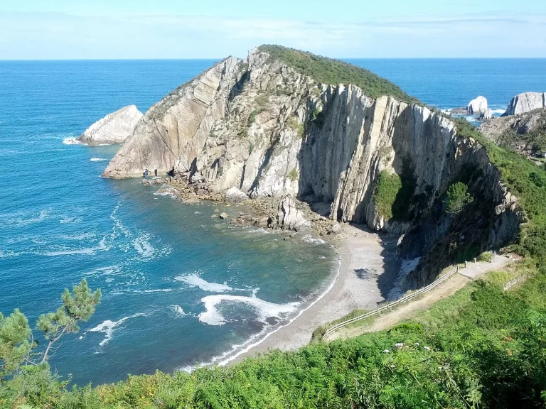 Durante 30 años, los asturianos ocultaron esta playa: solo el 5% conoce este sendero secreto para llegar