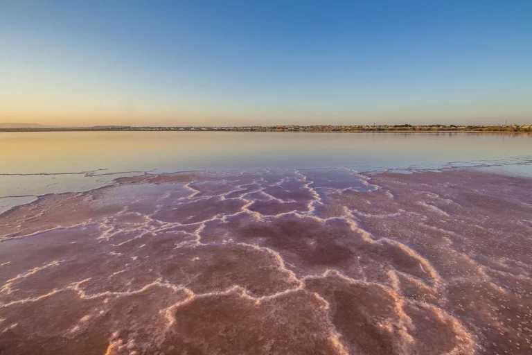 «No es un truco de Instagram, es un lago rosa en Alicante»: la razón científica por la que te prohíben bañarte