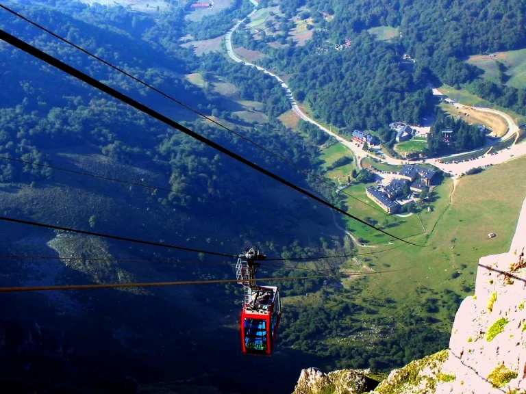 «Pagas 18 euros, subes 753 metros en 4 minutos y apareces por encima de las nubes», es lo más parecido a tocar el cielo en España