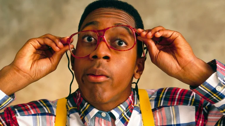 La verdadera razón por la que Urkel (‘Cosas de Casa’) se hizo famoso en España (y fue por culpa de un solo hombre)