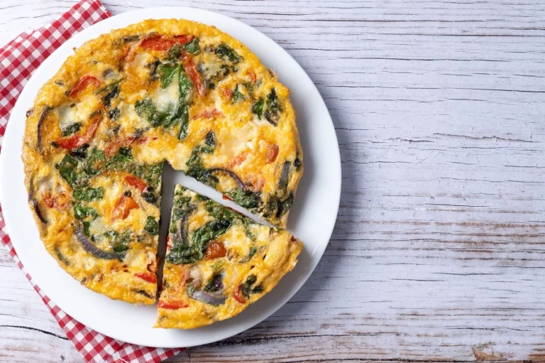 Receta para vagos con esta tortilla francesa con queso y espinacas que conquista por su sencillez y sabor saludable