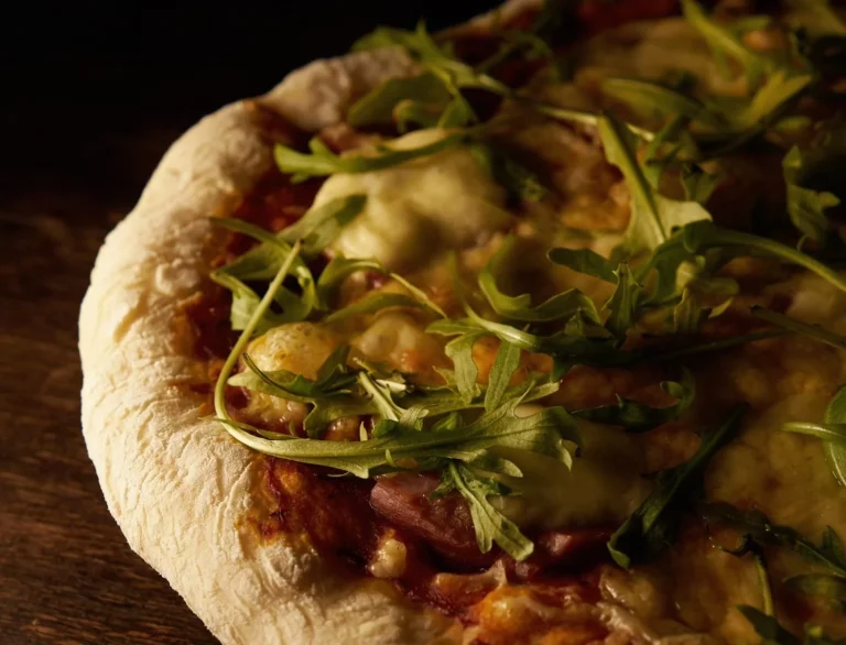 Pizza rápida con pan pita, la receta perfecta para improvisar una cena deliciosa