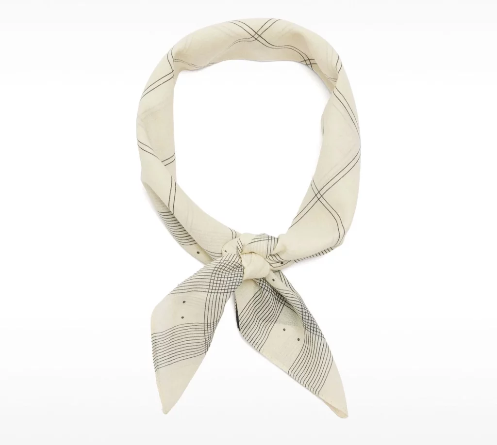 Parfois tiene el pañuelo que va a arrasar este otoño y te explicamos distintas maneras de lucirlo 13 Moncloa En la cabeza, elegancia vintage