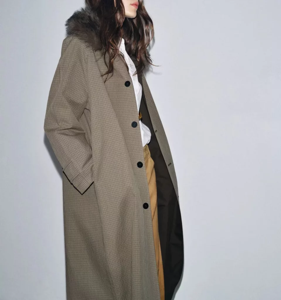 Gabardina larga reversible cuadros de Zara