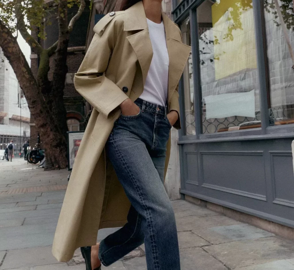 Gabardina larga beige con cinturón de Zara