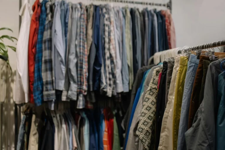 Stradivarius lanza 3 chaquetas vintage inspiradas en los 70 y 80 que marcan tendencia esta temporada
