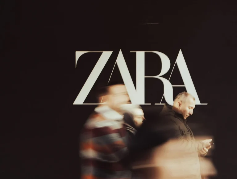 Zara sorprende con blusas elegantes y fluidas para el otoño a menos de 30 euros