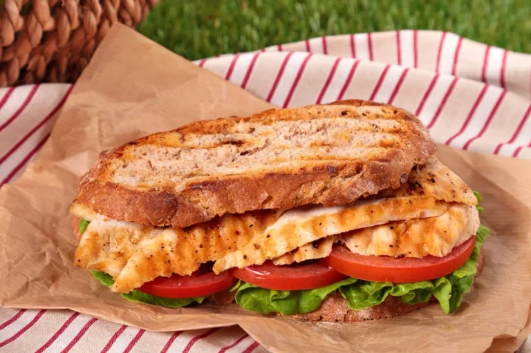 Cómo hacer un sándwich de pollo fácil y lleno de sabor en minutos