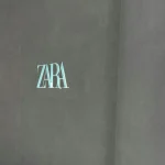 Los pantalones anchos de Zara que conquistan a las mujeres de más de 50 para estrenar el otoño con estilo