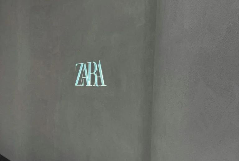 Los pantalones anchos de Zara que conquistan a las mujeres de más de 50 para estrenar el otoño con estilo