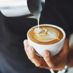 La curiosa historia del primer café que abrió en Europa y cambió la forma de socializar