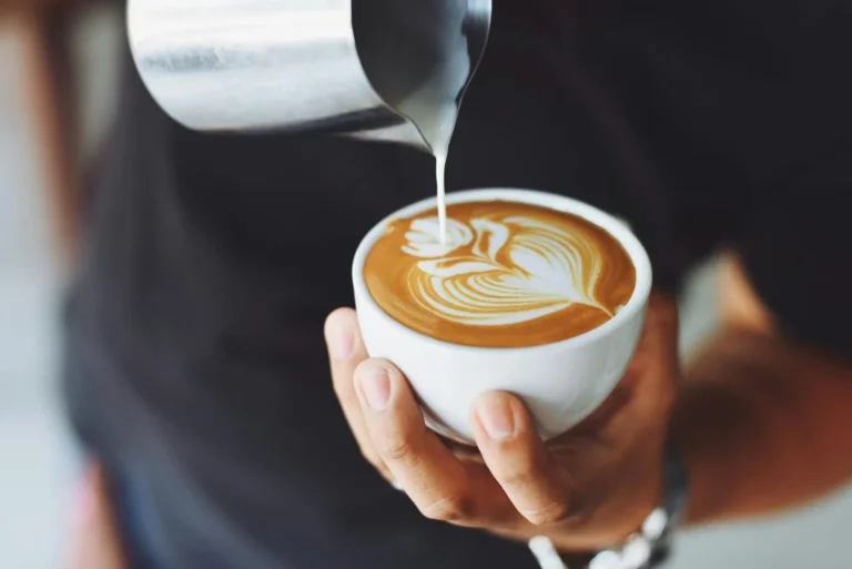 La curiosa historia del primer café que abrió en Europa y cambió la forma de socializar