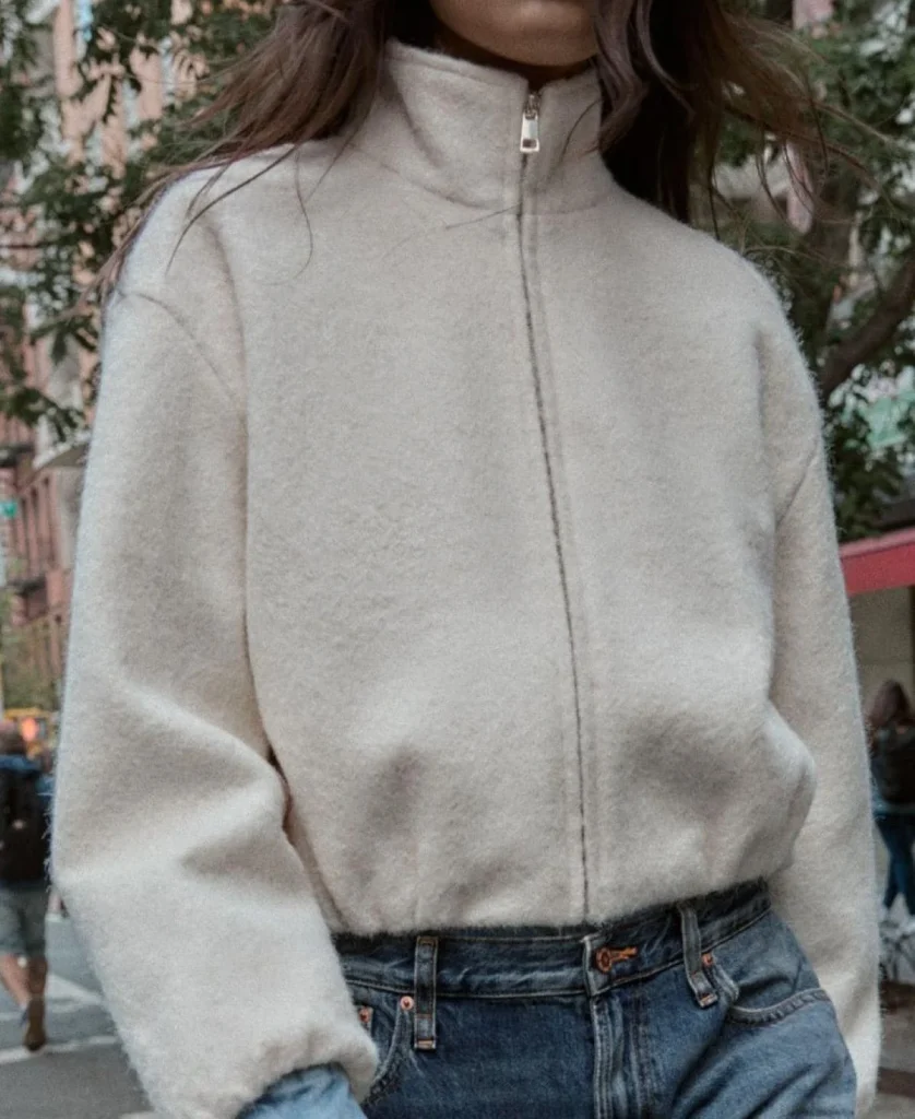 Cazadora bouclé cuello subido de Zara