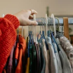 Stradivarius lanza los vestidos más buscados del otoño: estilo animal print y denim por menos de 30 euros