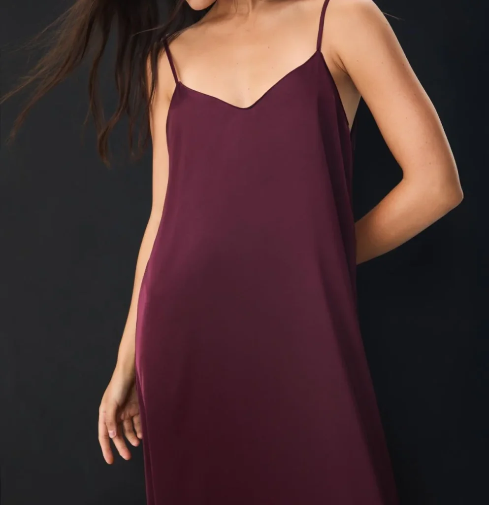 Vestido largo fluido satinado de Stradivarius